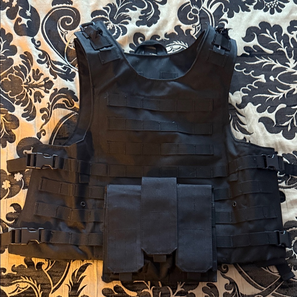 Menโs XL Nylon Tactical Vest - Black